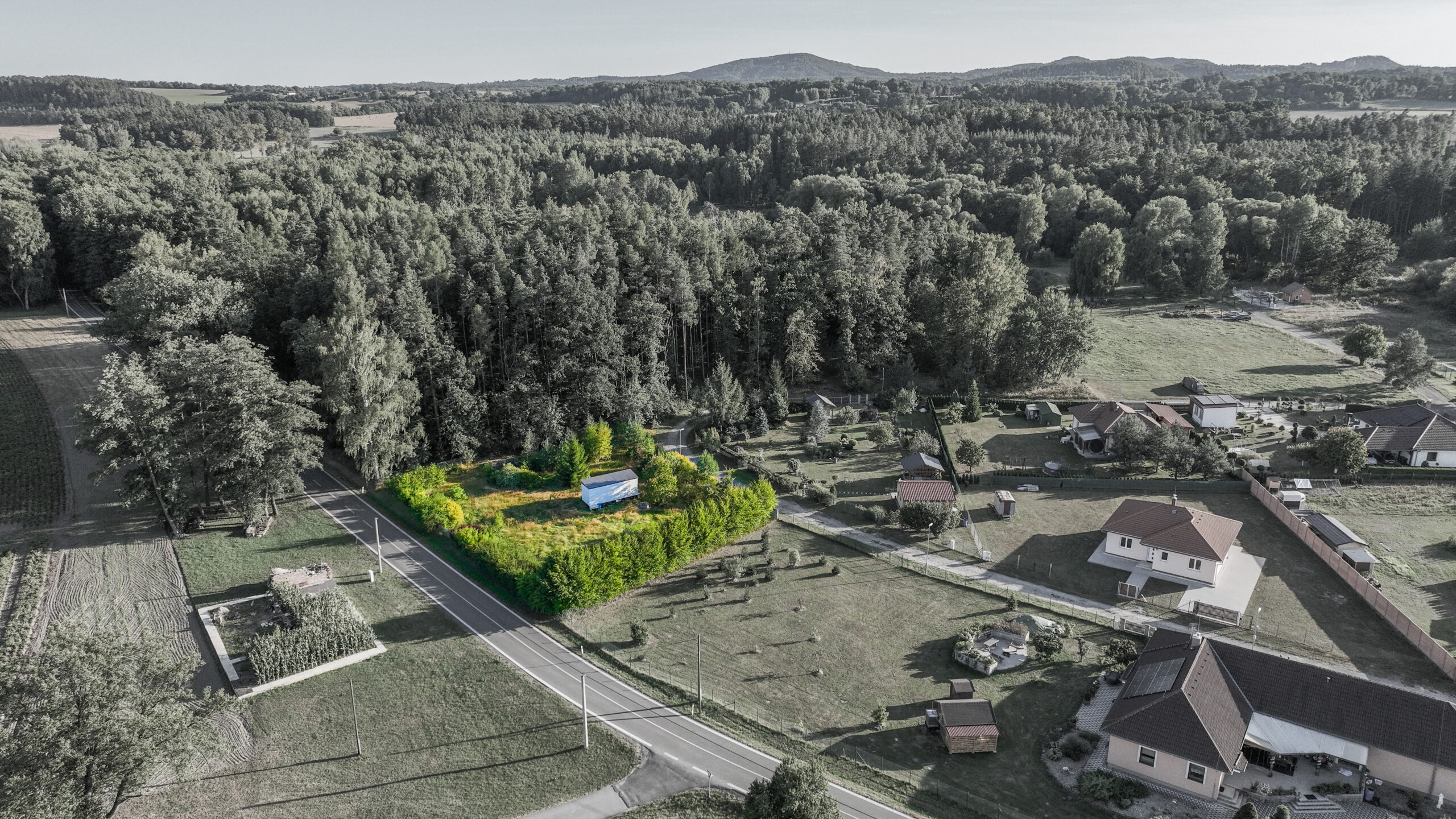 pozemek okna